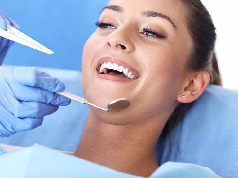 pani na fotelu dentystyczny