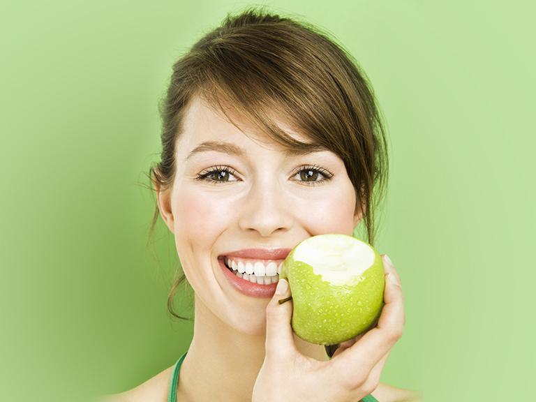 Kobieta z jabłkiem