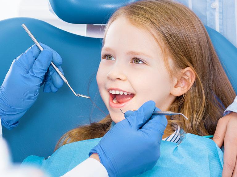 dziecko u stomatologa